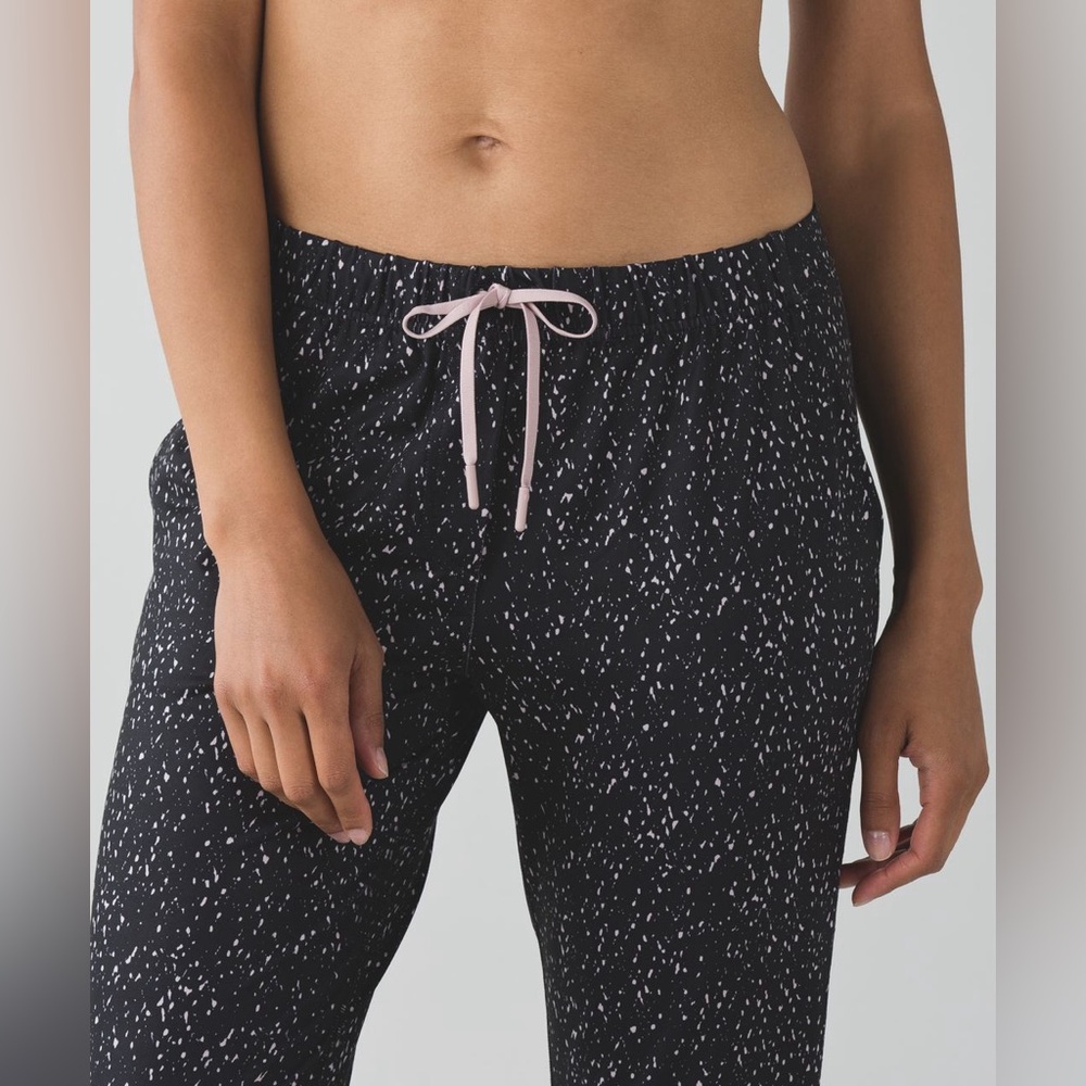 Lululemon Jet Crop (Slim) *Luxtreme Butterfly Texture Mink Berry Black Pant Sz 6 - Picture 2 of 11